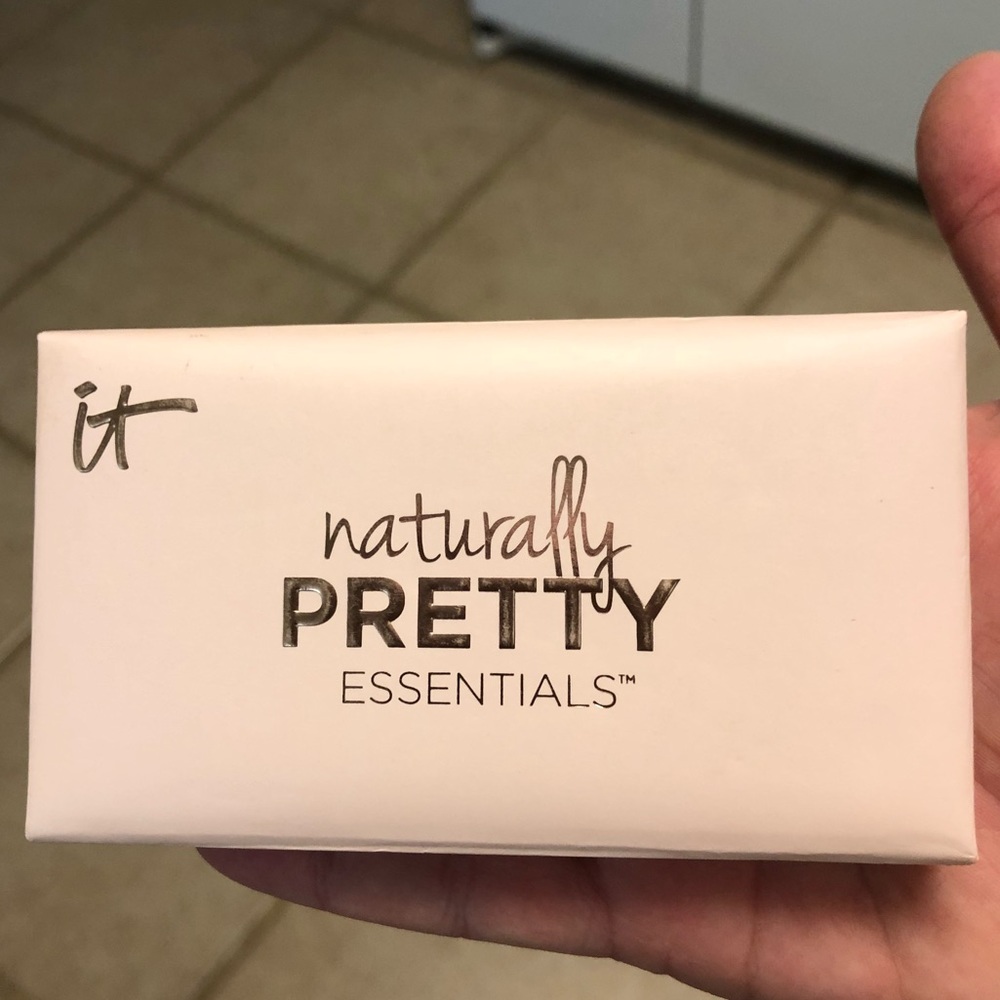 It cosmetics naturally pretty eyeshadow palette